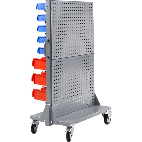 Chariot à outils gris avec panneau perforé, avec des conteneurs bleus et rouges. Le chariot repose sur des roulettes.